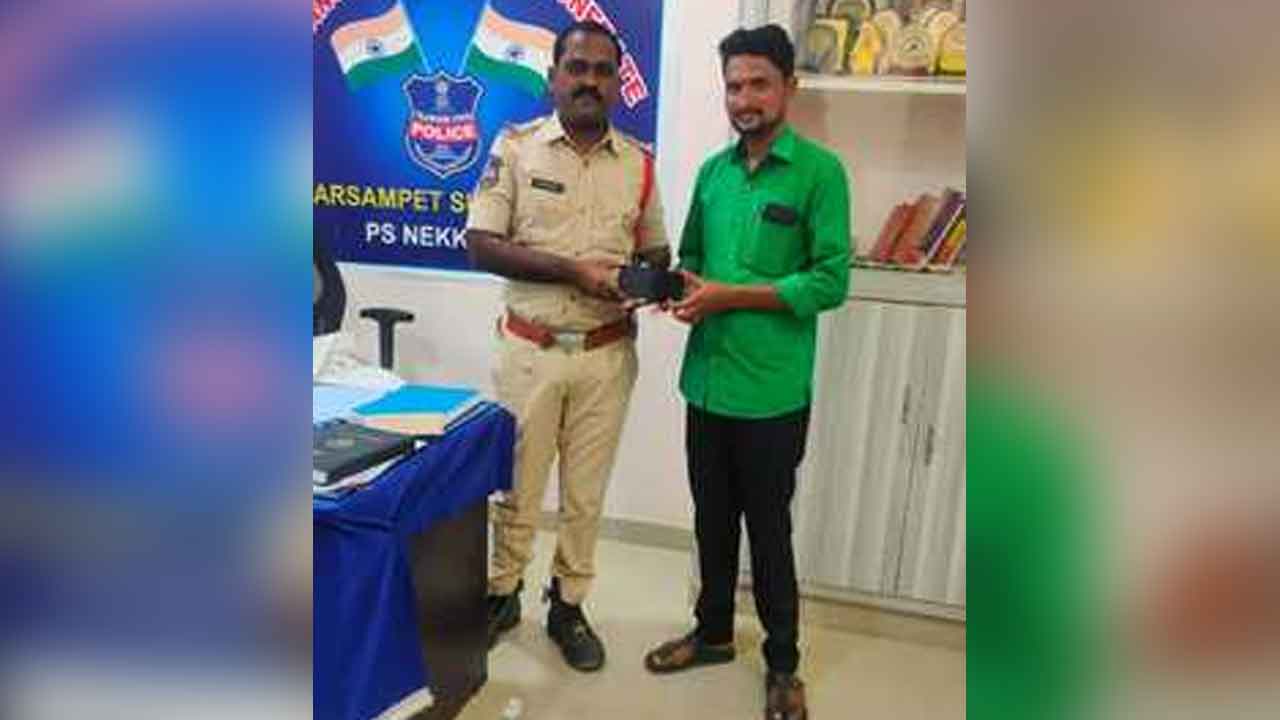 Nekkonda | పోగొట్టుకున్న సెల్‌ ఫోన్లను బాధితులకు అప్పగించిన పోలీసులు