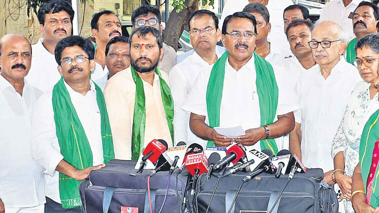 కేసీఆర్‌ను బద్నాం చేయాలని కాంగ్రెస్‌ పార్టీ నేతలు చూస్తున్నరు: సింగిరెడ్డి నిరంజన్‌రెడ్డి