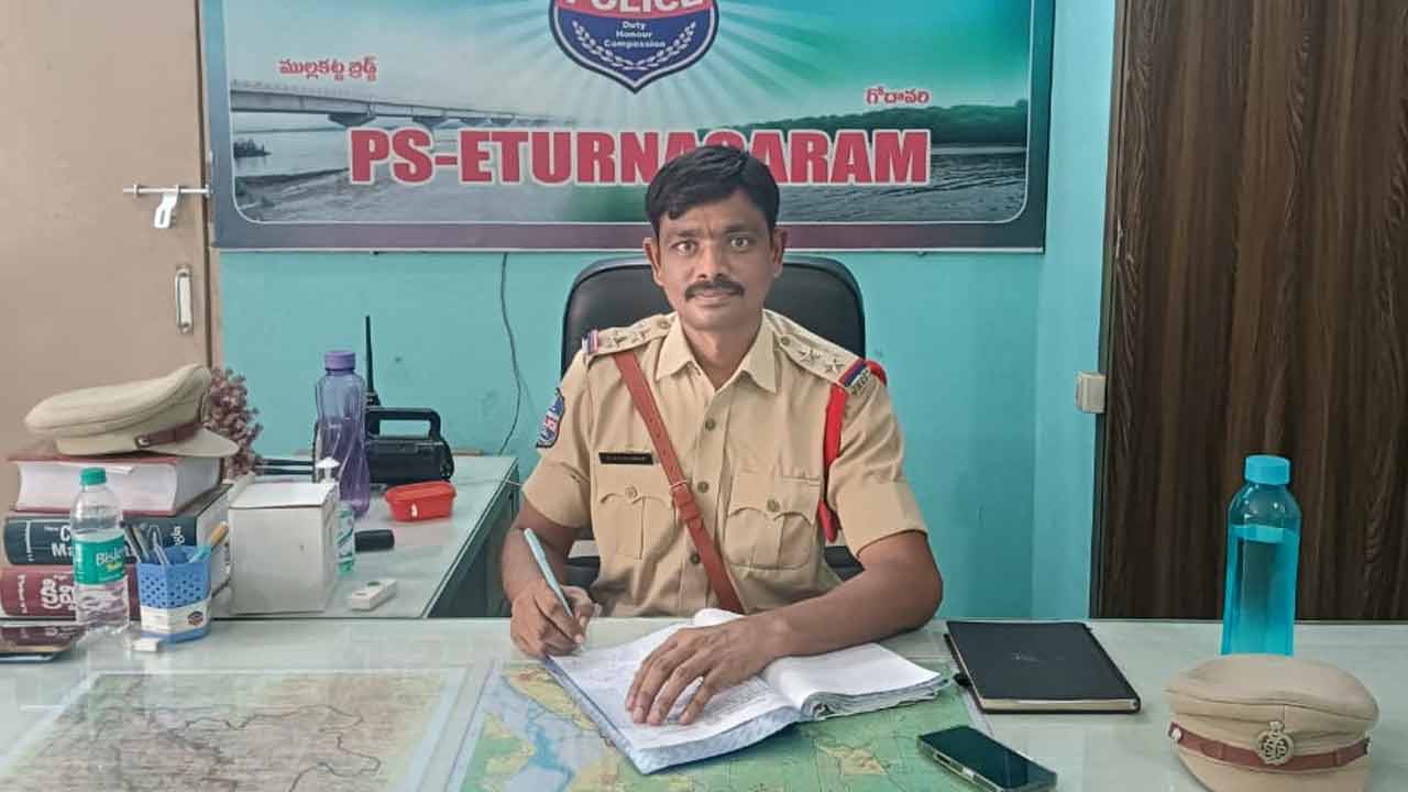 లైసెన్సులు, హెల్మెట్ లేకుంటే జరిమానా : ఏటూరు నాగారం ఎస్ఐ