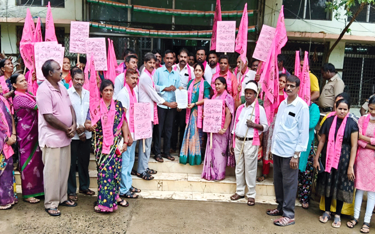 Kothagudem Urban : ఇచ్చిన హామీలను అమలు చేయాలి : కాపు సీతాలక్ష్మి