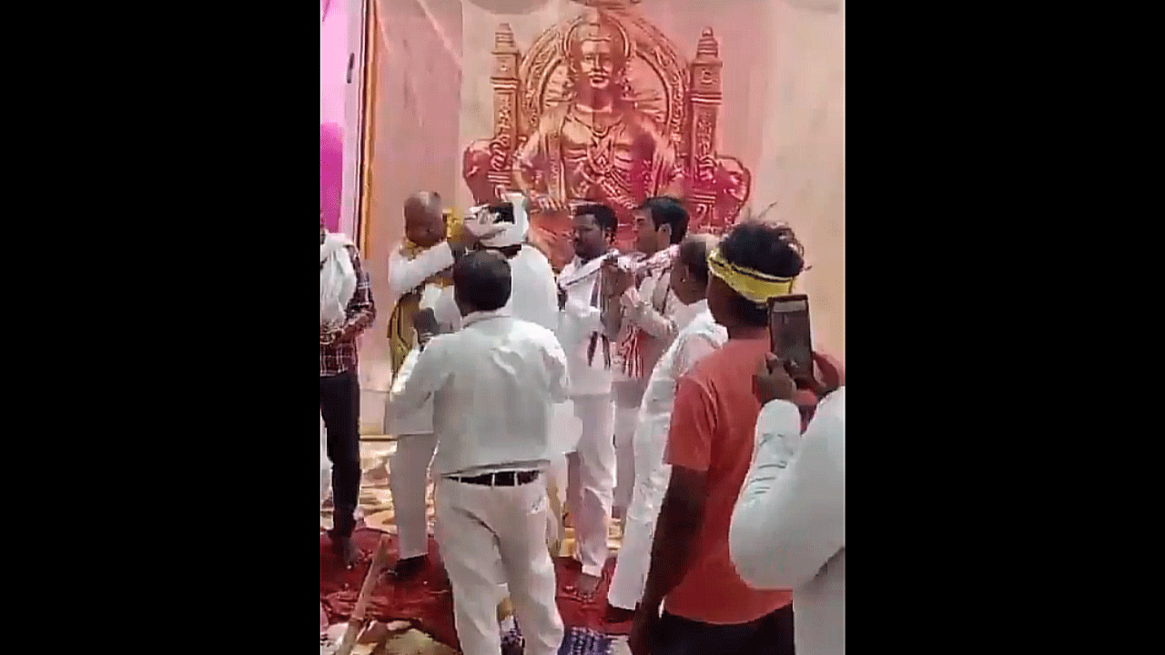 Uttarpradesh: ఆహ్వానించి.. పూల‌మాల వేసి.. చెంప చెల్లుమ‌నిపించాడు.. యూపీ నేత‌పై కార్య‌క‌ర్త దాడి.. వీడియో