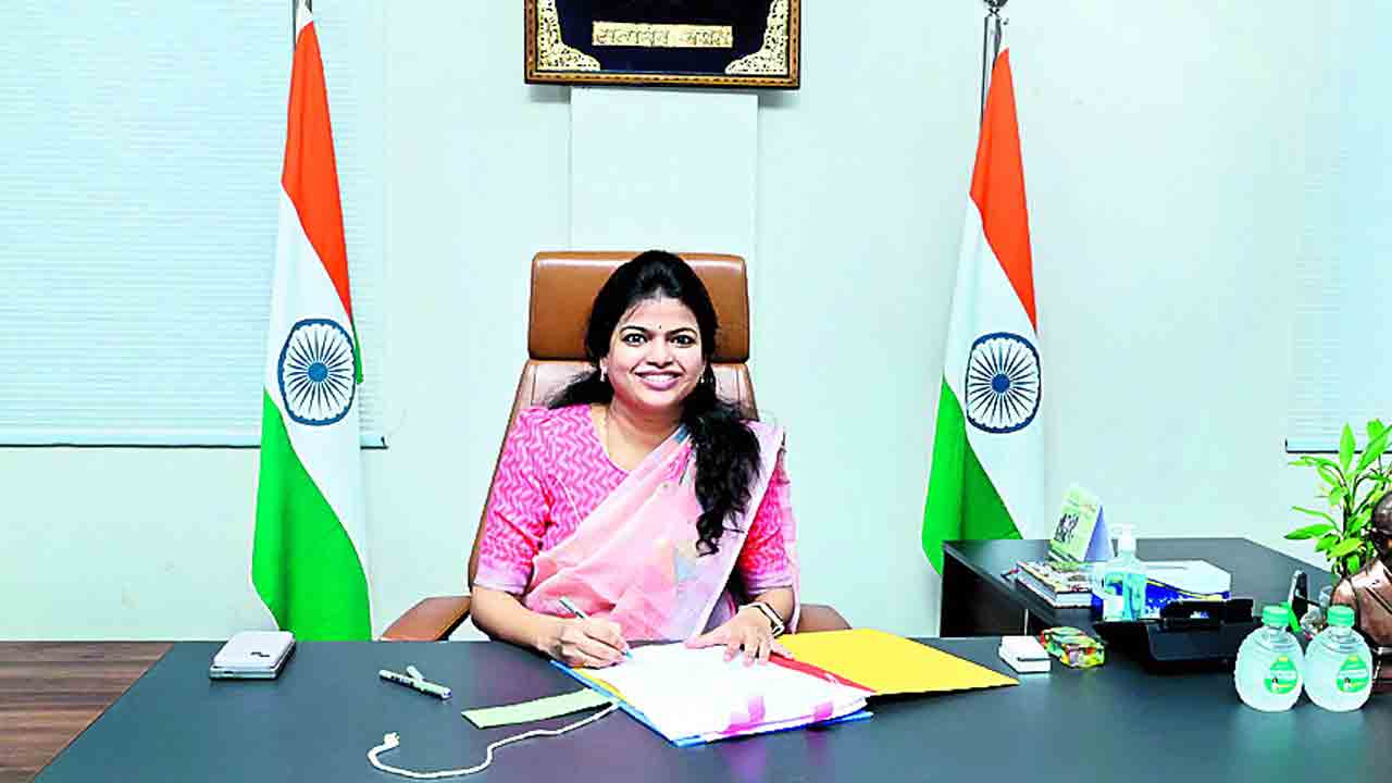 హనుమకొండ కలెక్టర్‌ స్నేహా శబరీష్‌ బాధ్యతల స్వీకరణ