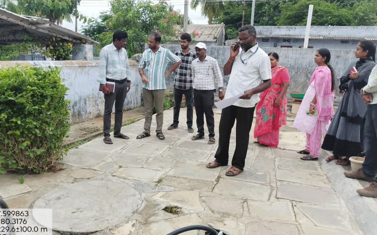 Yellandu : ఇల్లెందులో కేంద్ర కమిటీ ఇంకుడు గుంతల ప‌రిశీల‌న