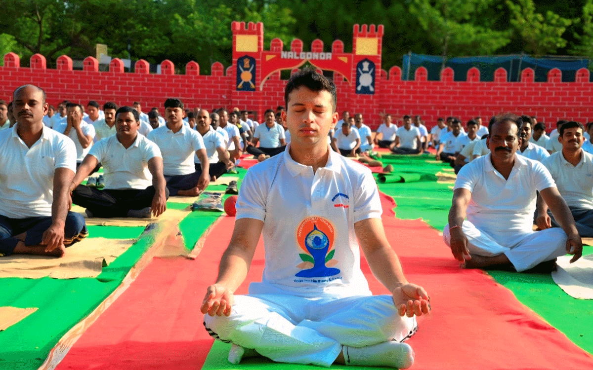 Nalgonda : యోగాతో శారీర‌క‌, మాన‌సిక ఆరోగ్యం : ఎస్పీ శరత్‌చంద్ర‌ పవార్