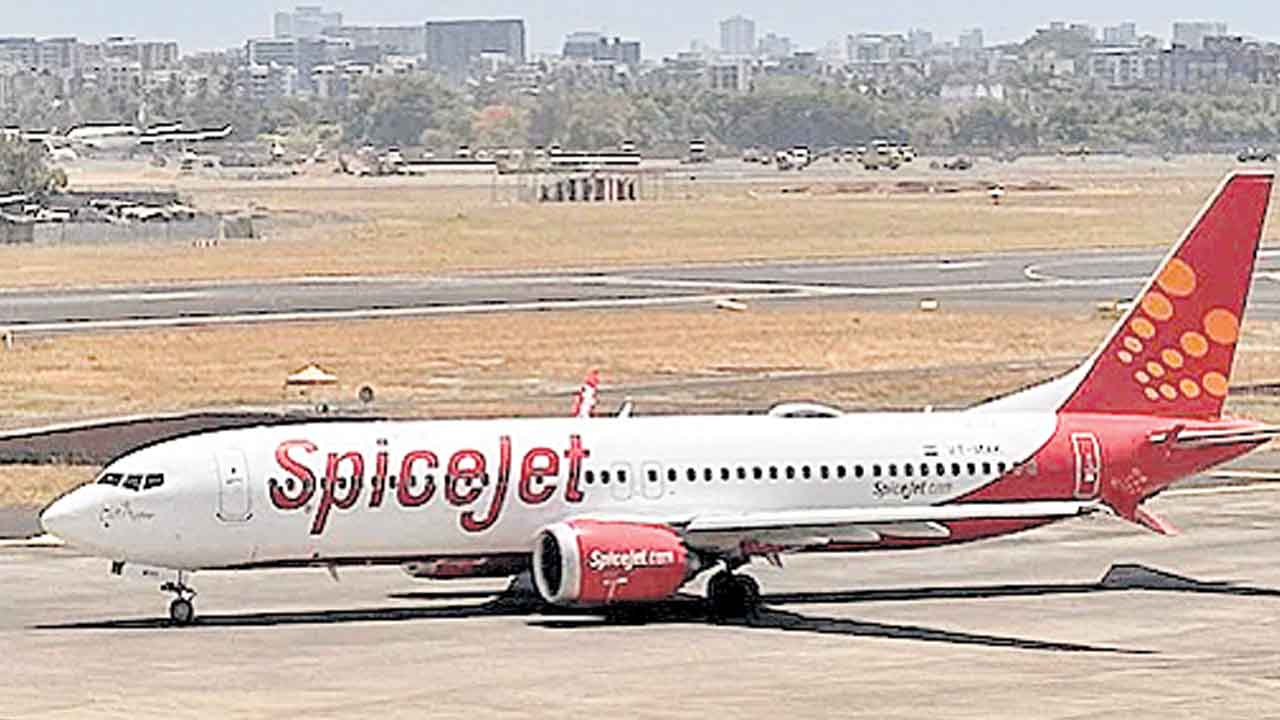 స్పైస్‌ జెట్‌ విమానంలో సాంకేతిక లోపం