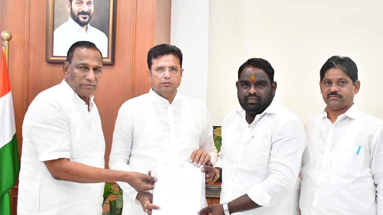 Double Bedroom Houses | కాంగ్రెస్‌ కార్యకర్తలకే డబుల్‌ బెడ్రూం కేటాయించేలా కుట్రలు.. మంత్రి శ్రీధర్‌బాబు దృష్టికి తీసుకెళ్లిన మల్లారెడ్డి