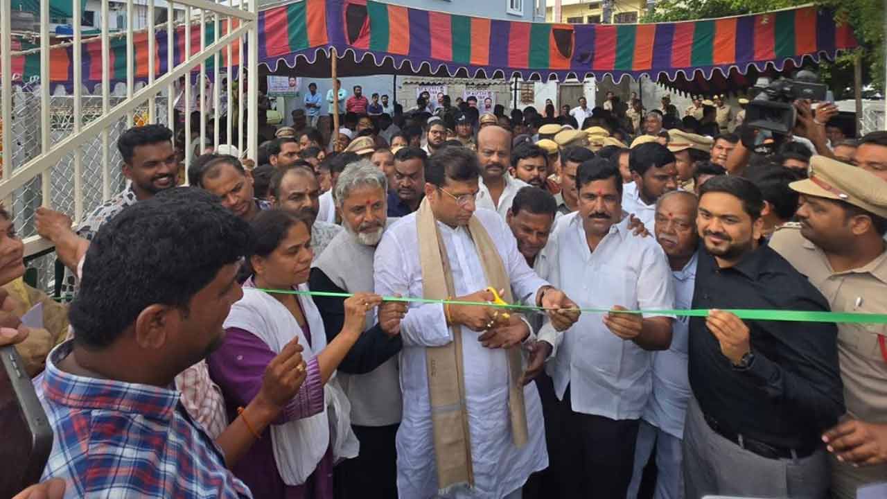 హడావిడి శంకుస్థాపనలతో అభాసుపాలు.. మంత్రి కోసం గంటల తరబడి పడిగాపులు