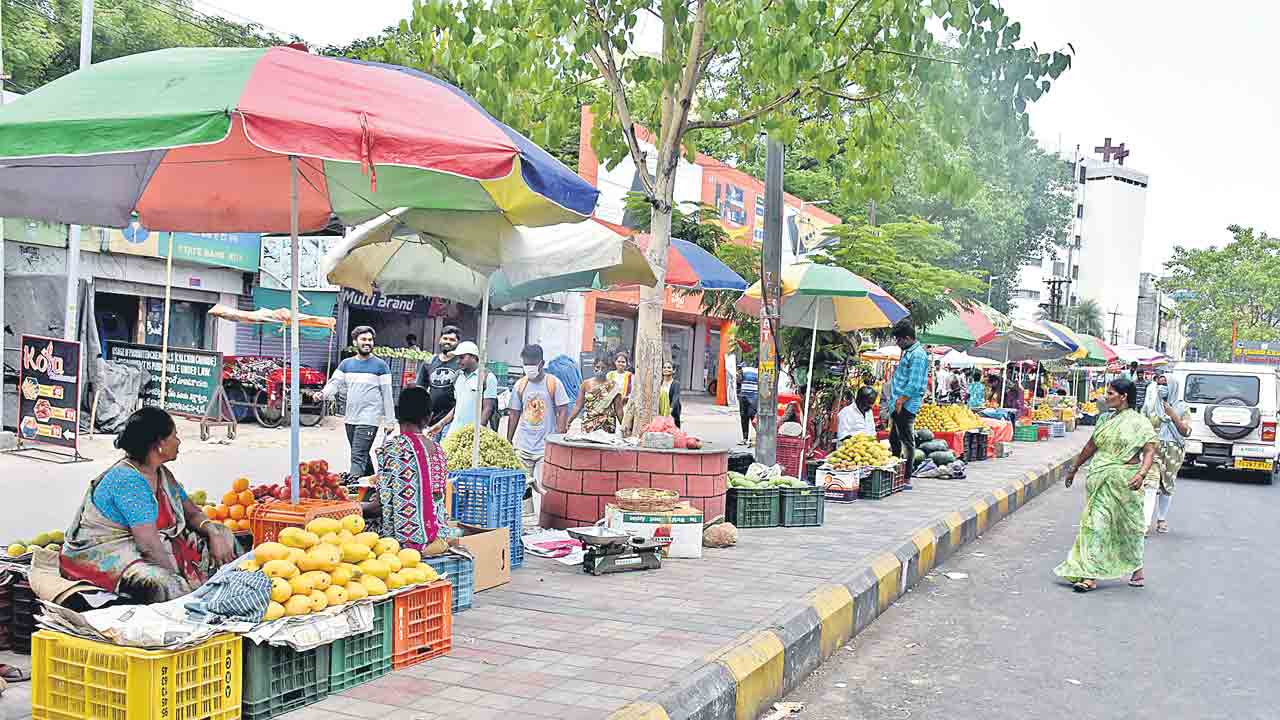 ఆన్‌లైన్‌ యాప్‌లు, మాల్‌ల దెబ్బకు.. చితికిపోతున్న చిరు వ్యాపారులు