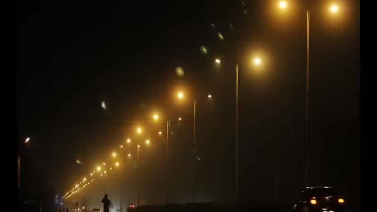 Street Lights | వెలగని వీధి దీపాలు.. బస్తీలు, కాలనీలలో కమ్ముకున్న చీకట్లు