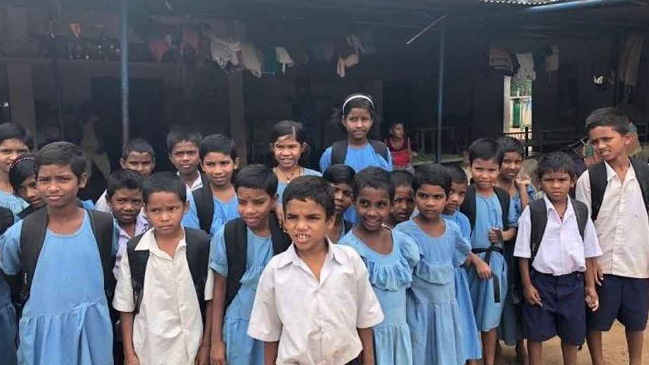 పుస్తకాల్లేని చదువులు!.. పాఠాలు సాగక విద్యార్థుల ఇక్కట్లు