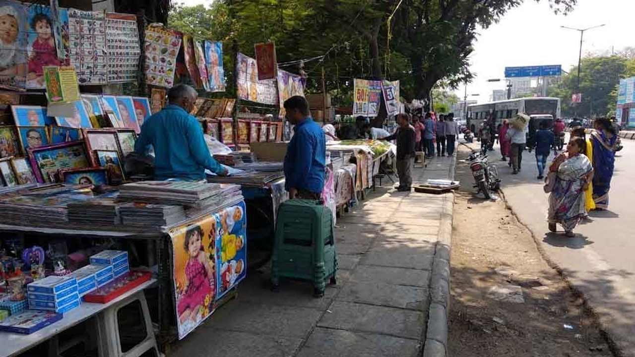 ఫుట్‌పాత్‌లను ఆక్రమించి వ్యాపారాలు చేస్తే కఠిన చర్యలు : ఈస్ట్‌జోన్‌ ట్రాఫిక్‌ ఏసీపీ