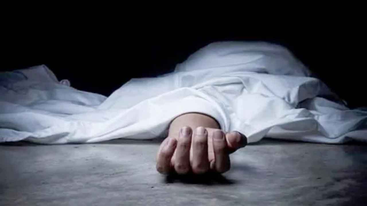 కోర్టు భవనం పైనుంచి దూకిన కుటుంబం