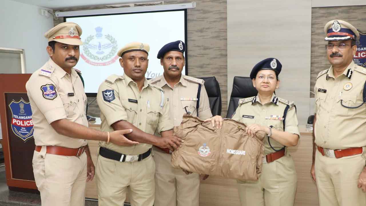 హోంగార్డులకు రెయిన్‌ కోట్ల పంపిణీ