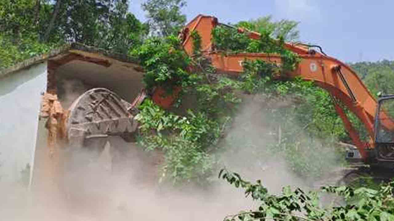 Tandur | శిథిలావస్థలోని క్వార్టర్ల కూల్చివేత.. మిగతావీ నేలమట్టం చేస్తారా..!