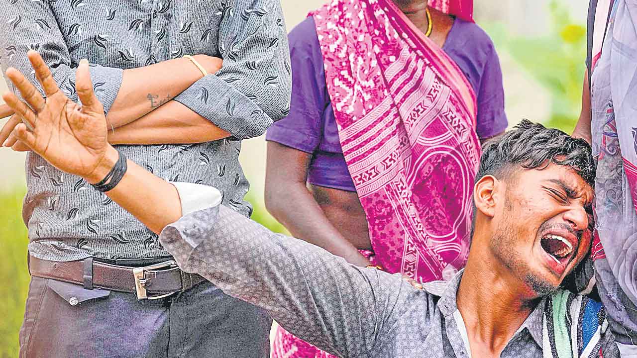 ఆ ఇద్దరి జాడేది?.. బీజే మెడికల్‌ కాలేజీ మెస్‌ వర్కర్‌ ఆవేదన