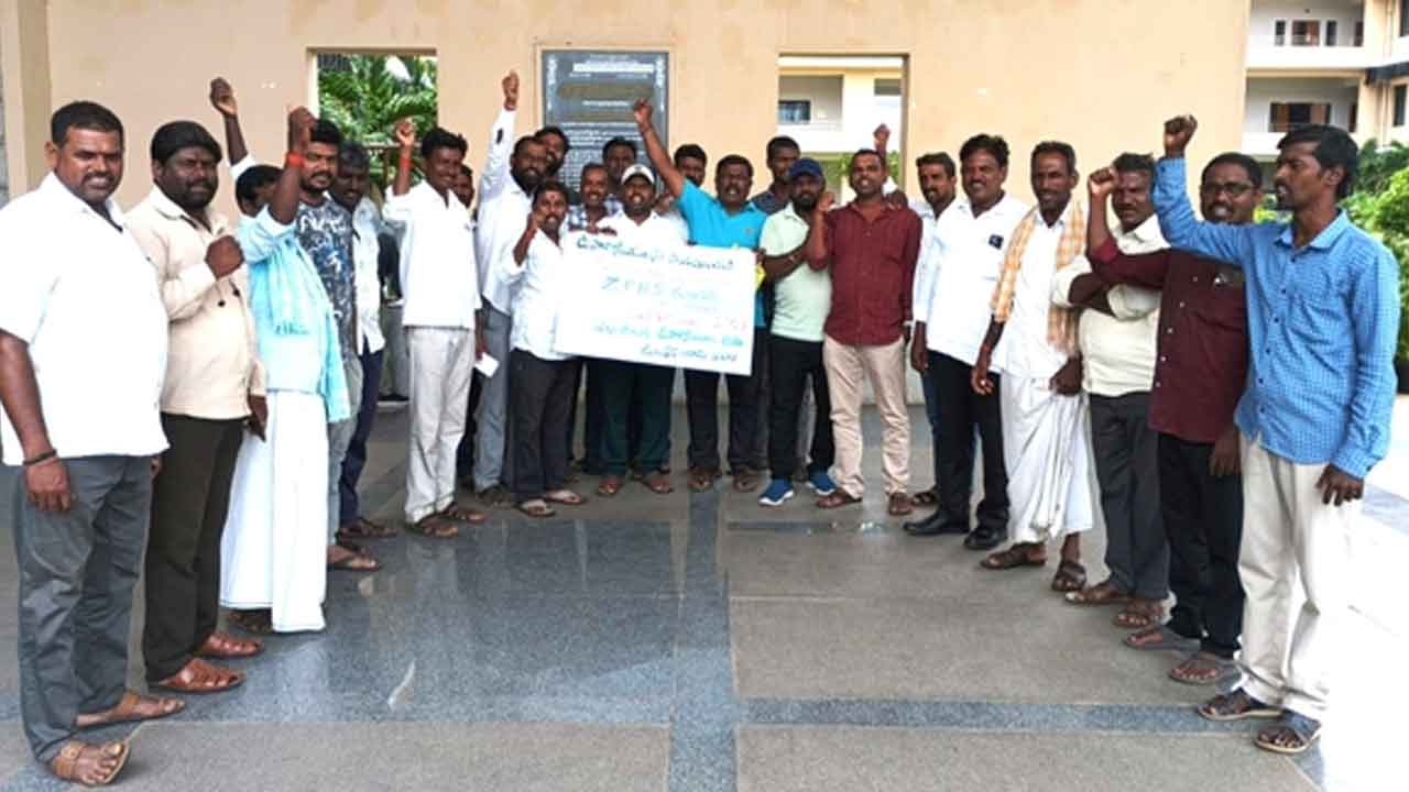 Mahabubnagar | ఉపాధ్యాయులను నియమించాలని కలెక్టరేట్ ఎదుట గ్రామస్తుల నిరసన