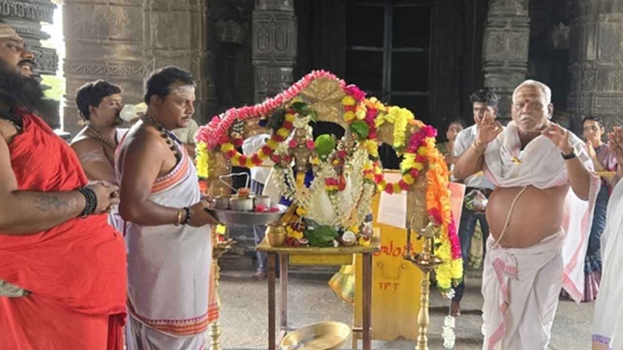 Thousand Pillar Temple | వేయిస్తంభాల గుడిలో వైభవంగా రుద్రేశ్వరస్వామి కల్యోణోత్సవం