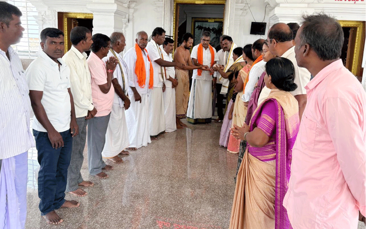 Thimmajipeta : లక్ష్మీనరసింహస్వామి వెండి శంకులు అంద‌జేత‌