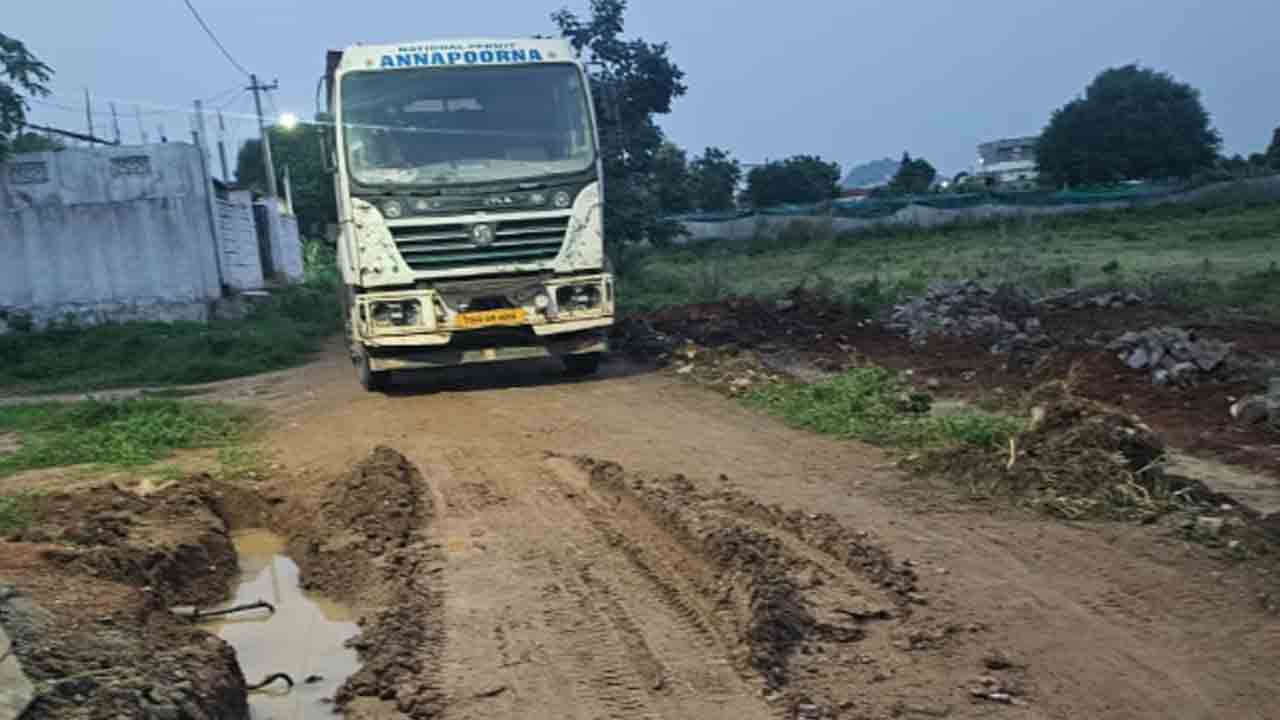 Thimmapur | ధ్వంసమవుతున్న రోడ్లు.. గ్రానైట్ లారీలను అడ్డుకున్న గ్రామస్తులు