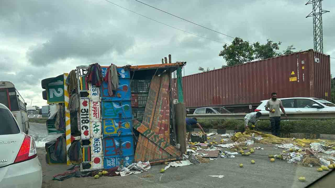 Thimmapur | తిమ్మాపూర్ జాతీయ రహదారిపై మామిడిపండ్ల లారీ బోల్తా.. అందినకాడికి తీసుకెళ్లిన ప్రజలు