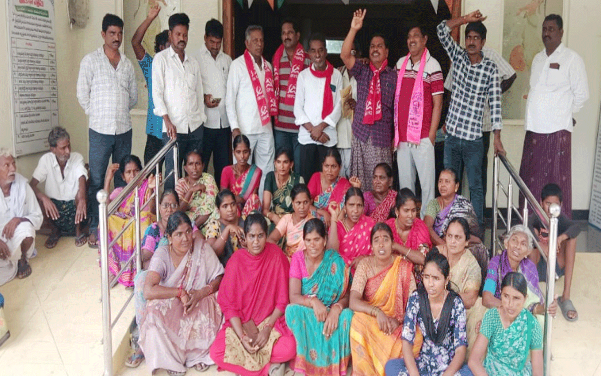 Tirumalayapalem : అన‌ర్హుల‌కు ఇండ్ల కేటాయింపుపై తిరుమ‌లాయ‌పాలెంలో ధర్నా