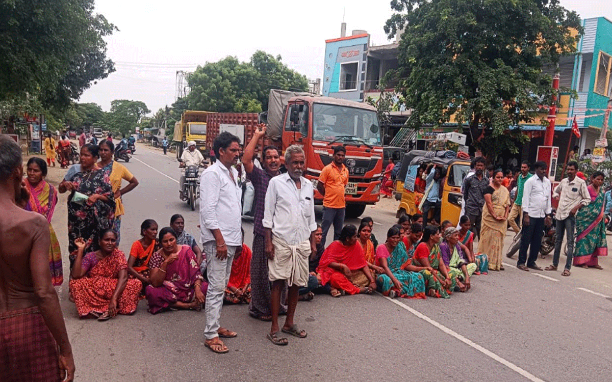 Tirumalayapalem : అన‌ర్హుల‌కు ఇండ్ల కేటాయింపుపై తిరుమ‌లాయ‌పాలెంలో ధర్నా