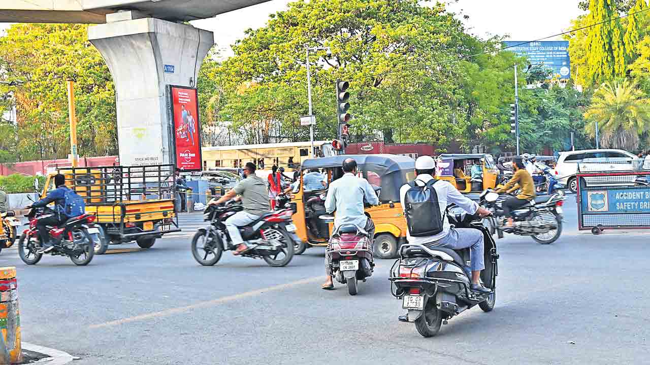 కెమెరాలు చూస్తున్నాయ్‌.. గీత దాటితే వాత తప్పదు