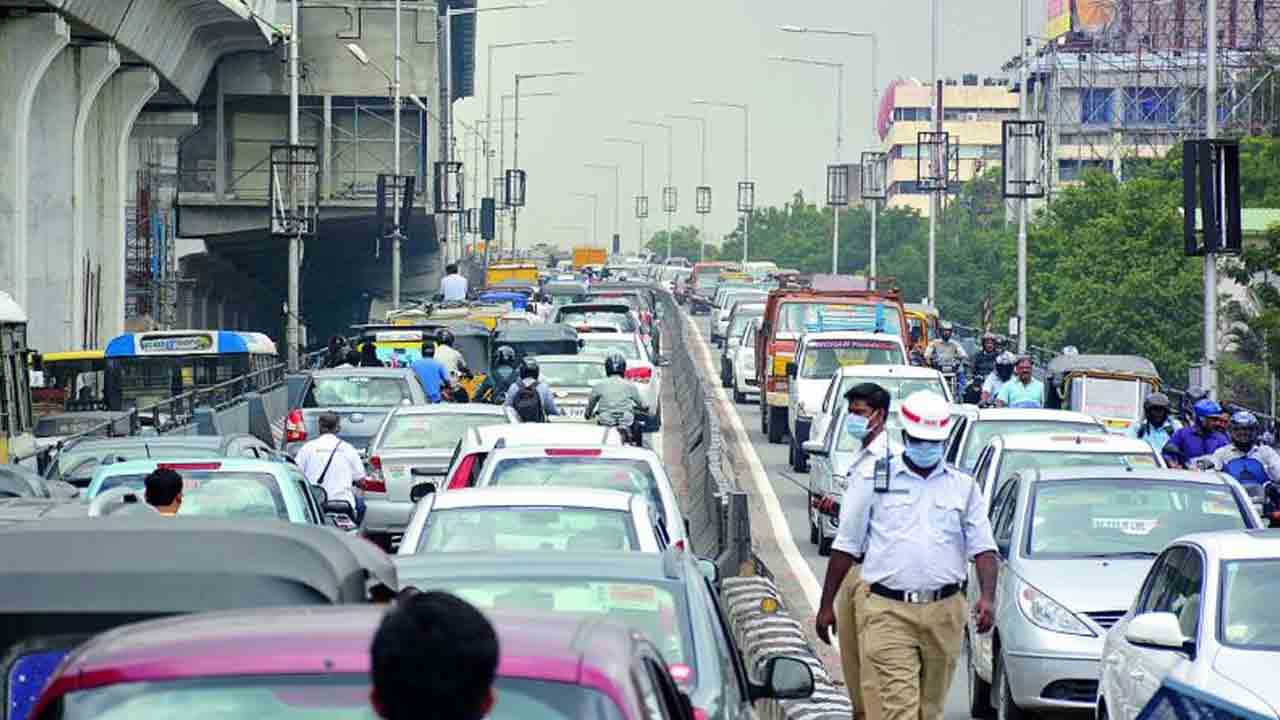 Traffic Jam | ప్యారడైజ్ ఫ్లైఓవర్ వద్ద రెండు కార్లు ఢీ.. భారీగా ట్రాఫిక్ జామ్