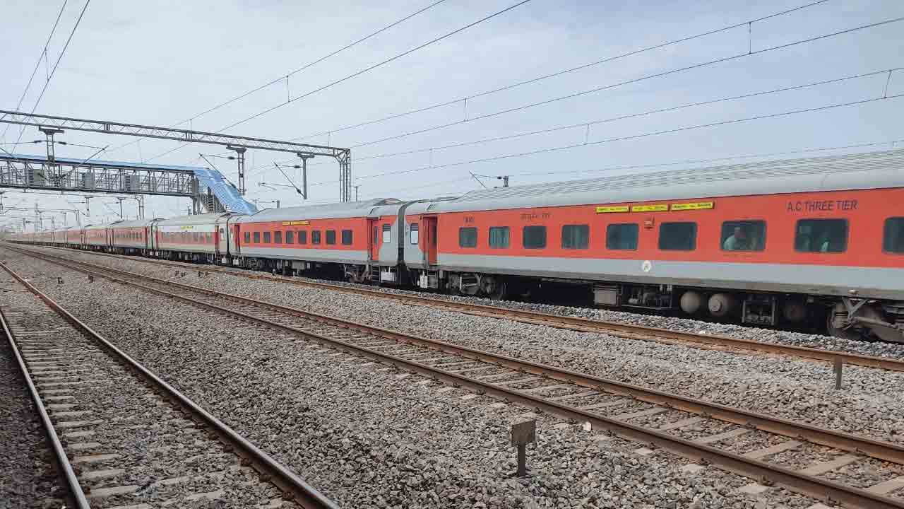 Bhagyanagar Express | కూనారం ఆర్‌వోబీ వద్ద విరిగిన క్లస్టర్‌.. రాఘవపూర్‌లో నిలిచిన భాగ్యనగర్‌ ఎక్స్‌ప్రెస్