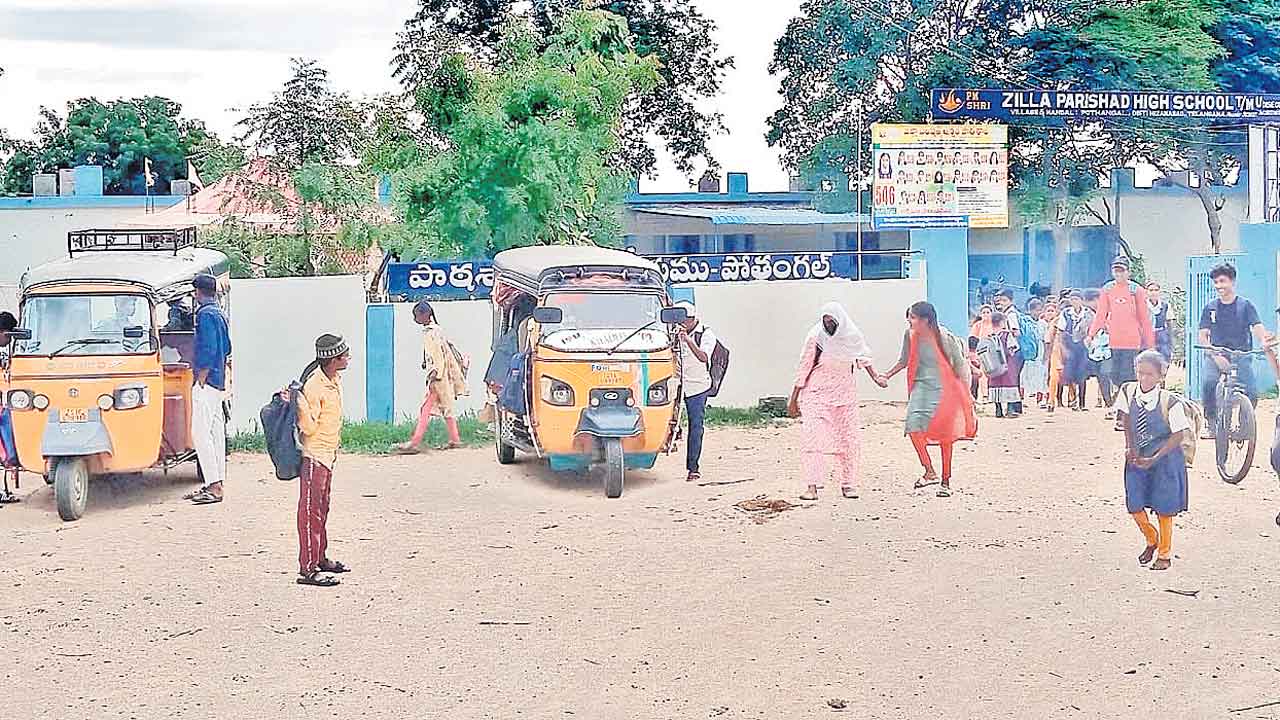 ‘పల్లె వెలుగు’ లేకపాయె.. ప్రైవేటు వాహనమే దిక్కాయె!