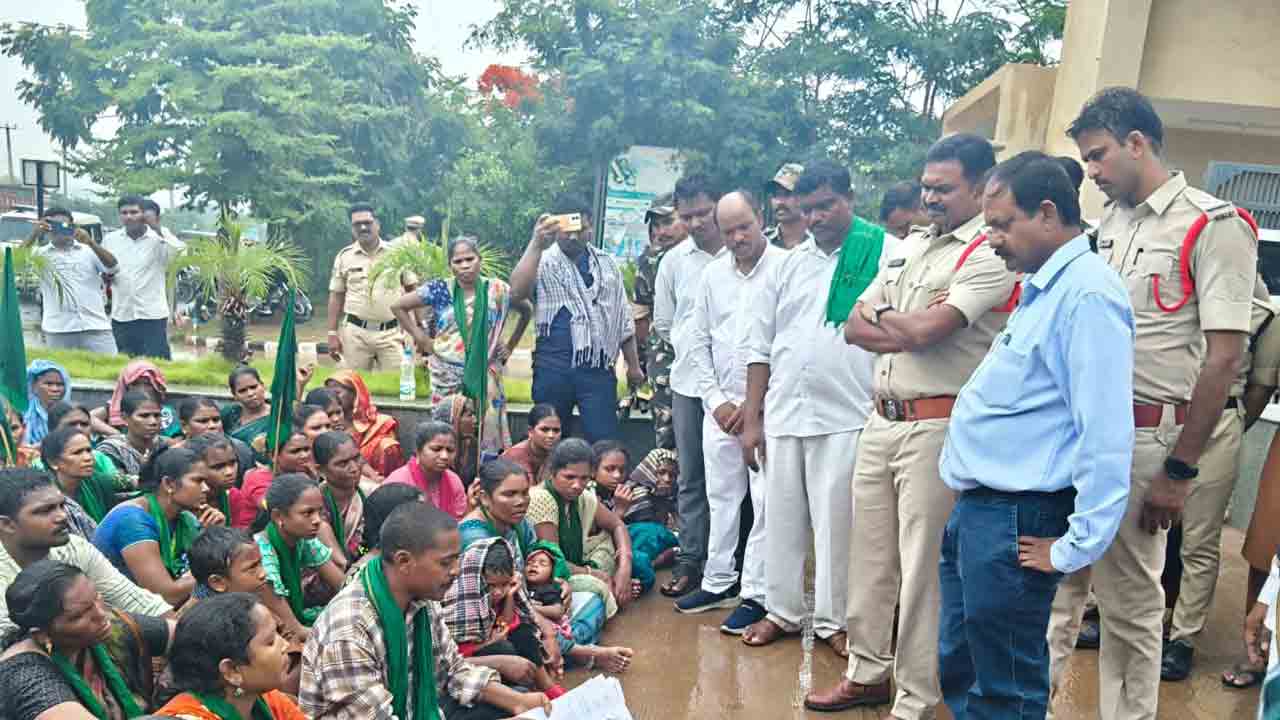 భద్రాద్రి కలెక్టరేట్‌ ఎదుట ఆదివాసీల ధర్నా