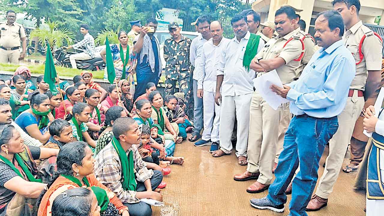 భద్రాద్రి కలెక్టరేట్‌ ఎదుట ఆదివాసీల ధర్నా
