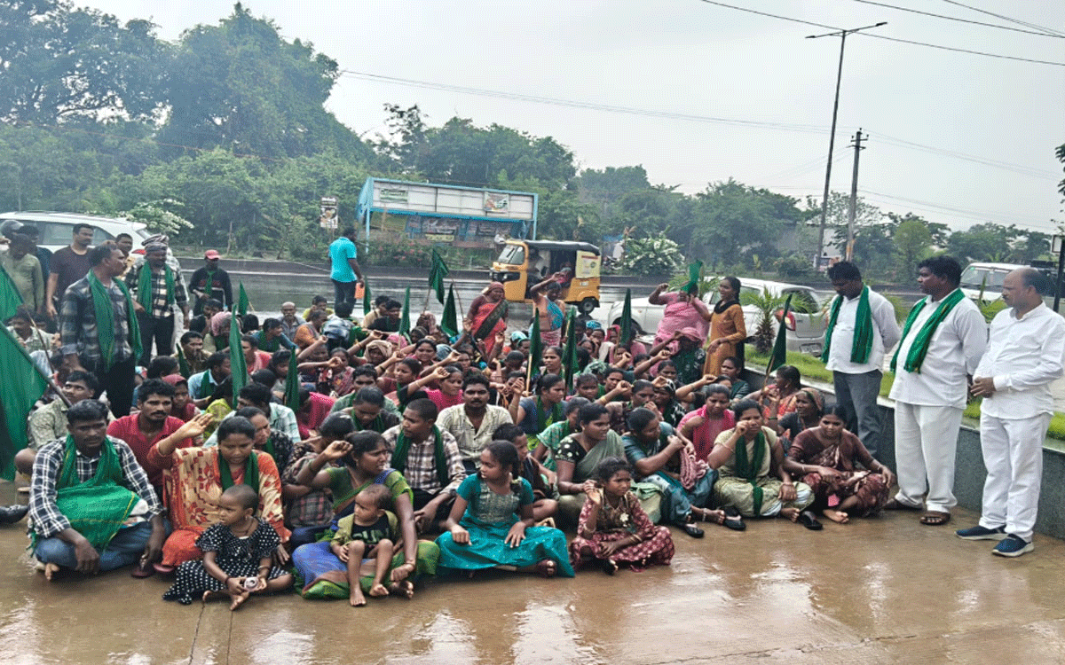 Kothagudem Urban : 'మా భూమి మాకు కావాలి'