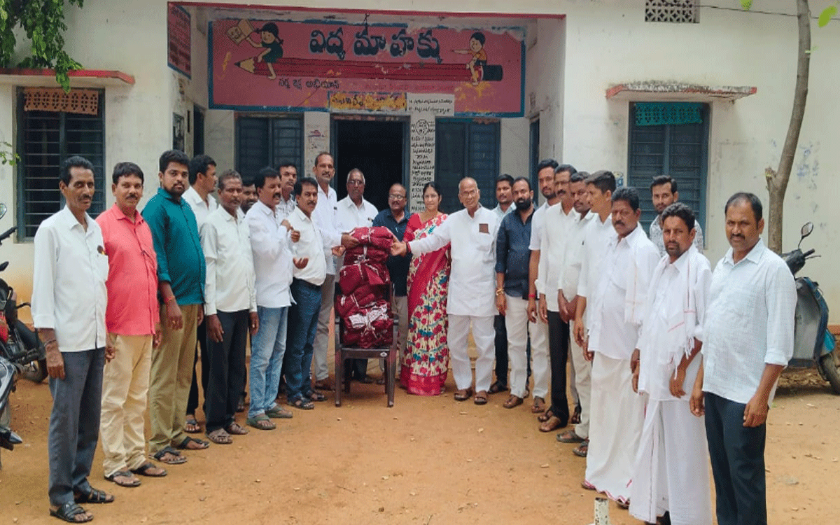 Tripuraram : త్రిపురారం మండ‌లంలోని పాఠ‌శాల‌ల‌కు పాఠ్య పుస్తకాలు, యూనిఫాం పంపిణీ