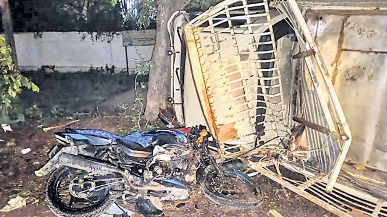 బైక్‌ను ఢీకొన్న ట్రక్‌..యువకుడు మృతి