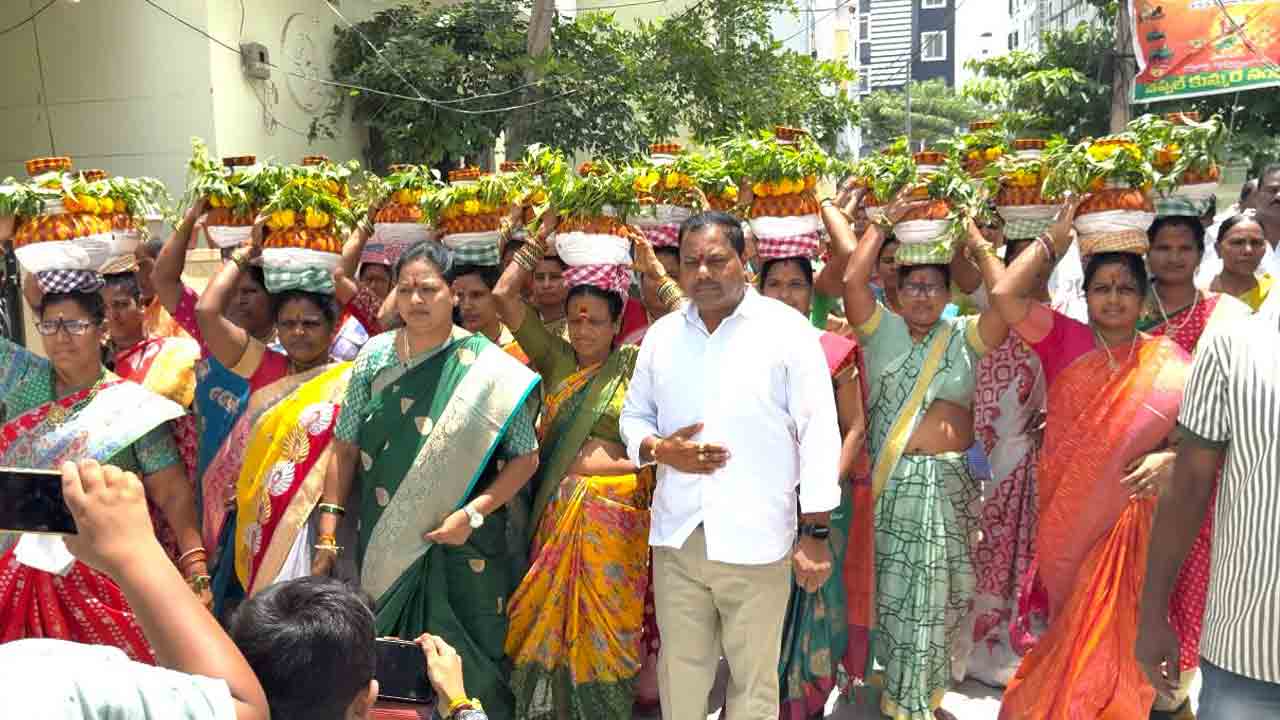 Uppal Bonalu | ఉప్పల్ పోచమ్మ తల్లికి తొలి బోనం.. భారీగా తరలివచ్చిన మహిళలు