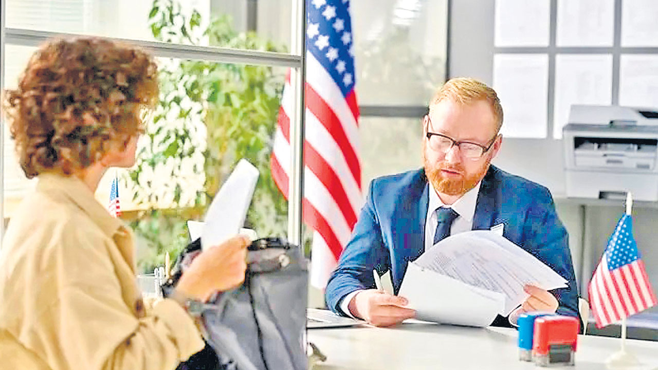 యూఎస్‌ వీసా ఇంటర్వ్యూకు 14 నెలలు?.. భారతీయులకు తప్పని ఇబ్బందులు