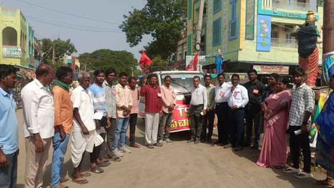 Kuravi | ప్రభుత్వ పాఠశాలల్లోనే పిల్లలకు ఉజ్వల భవిష్యత్తు : మురళీకృష్ణ