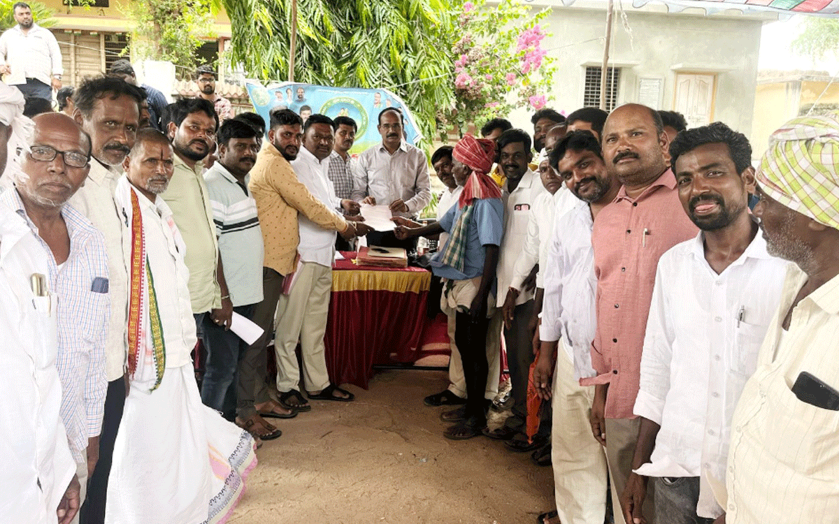 Bhuvanagiri Collectorate : రాయగిరిలో రసాబాస‌గా భూ భారతి రెవెన్యూ సదస్సు