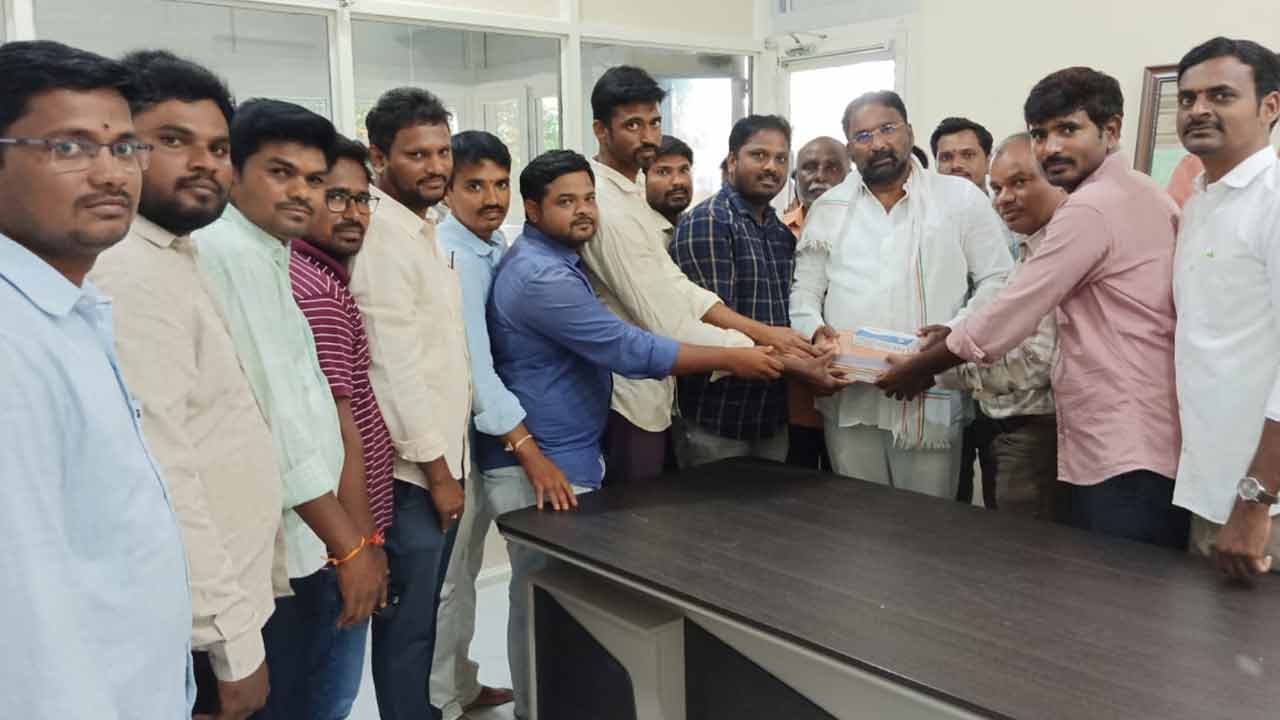 Vakiti Srihari | మంత్రి గారు.. మా సమస్యలను పరిష్కరించండి.. పంచాయ‌తీ కార్య‌ద‌ర్శుల విన‌తి