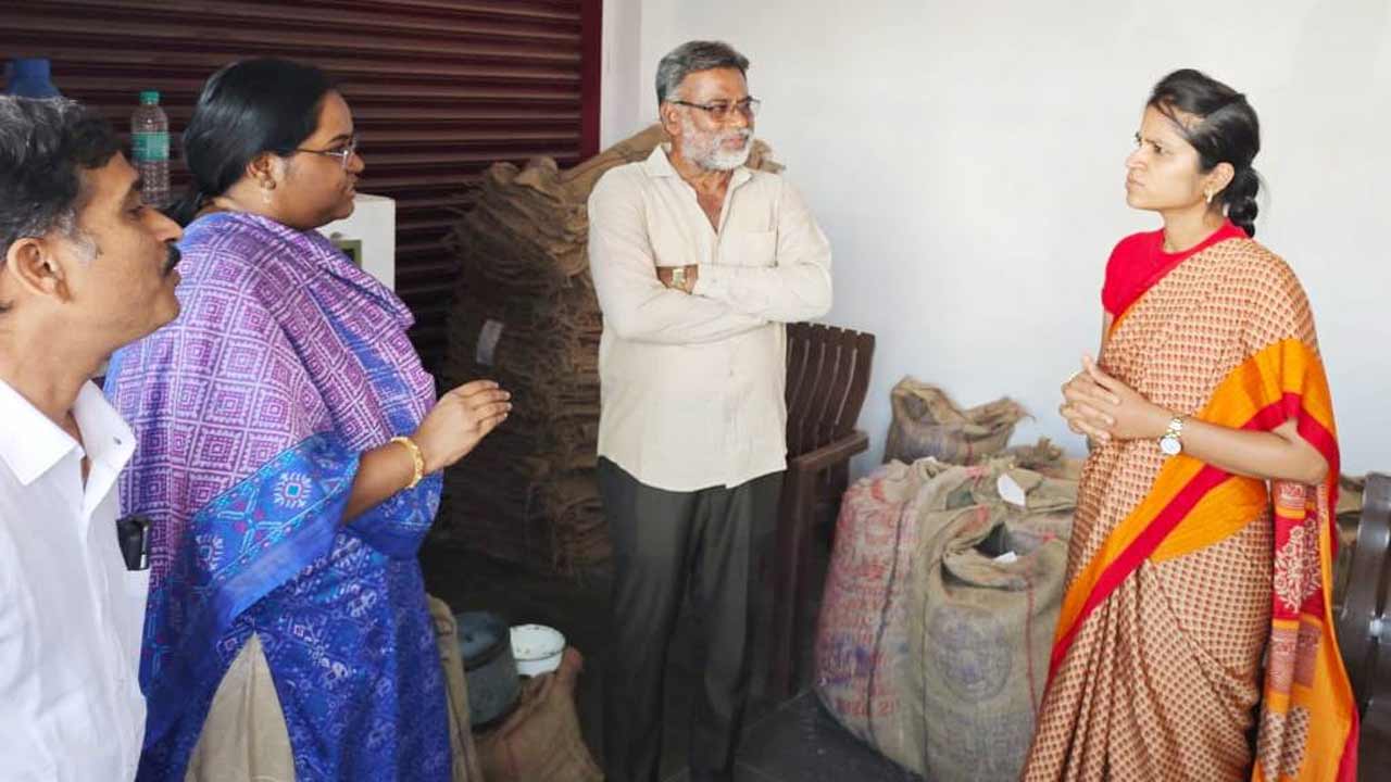 Ration shop | రేషన్‌ షాపు తనిఖీ చేసిన కలెక్టర్‌ క్రాంతి