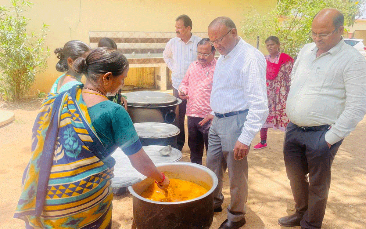 Choutuppal : విద్యార్థులకు నాణ్యమైన భోజనం అందించాలి : అదనపు కలెక్టర్‌ వీరారెడ్డి