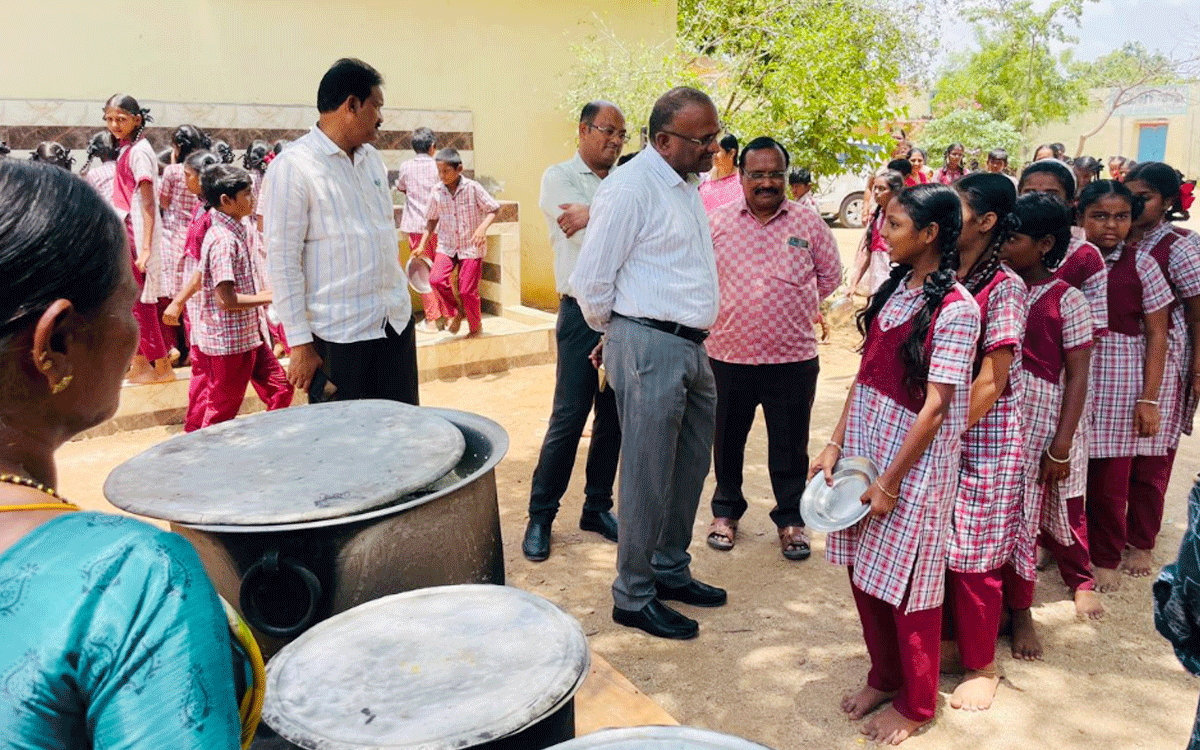 Choutuppal : విద్యార్థులకు నాణ్యమైన భోజనం అందించాలి : అదనపు కలెక్టర్‌ వీరారెడ్డి