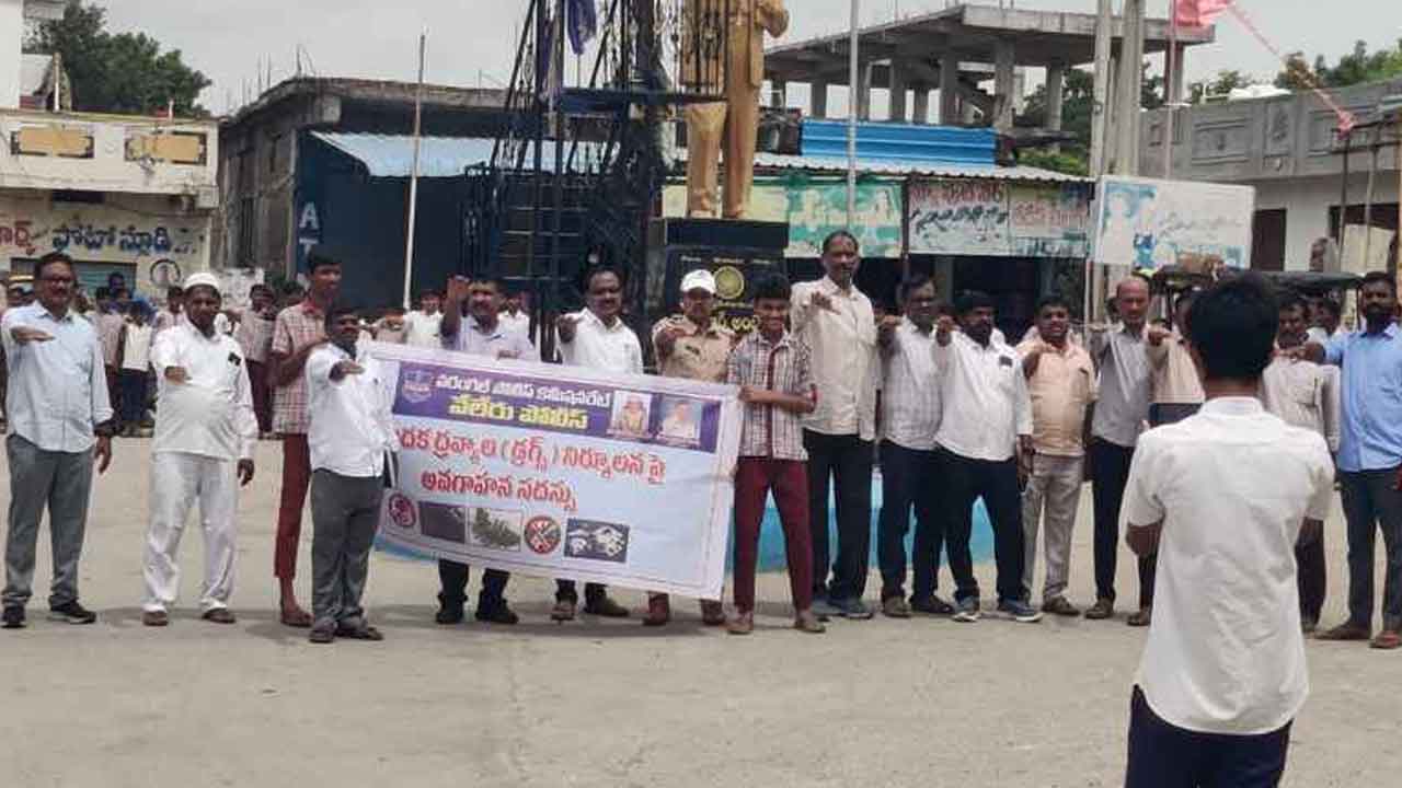 Drugs | మాదకద్రవ్యాల వాడకంతో జీవితాన్ని నాశనం చేసుకోవొద్దు : ఎస్‌ఐ సురేష్