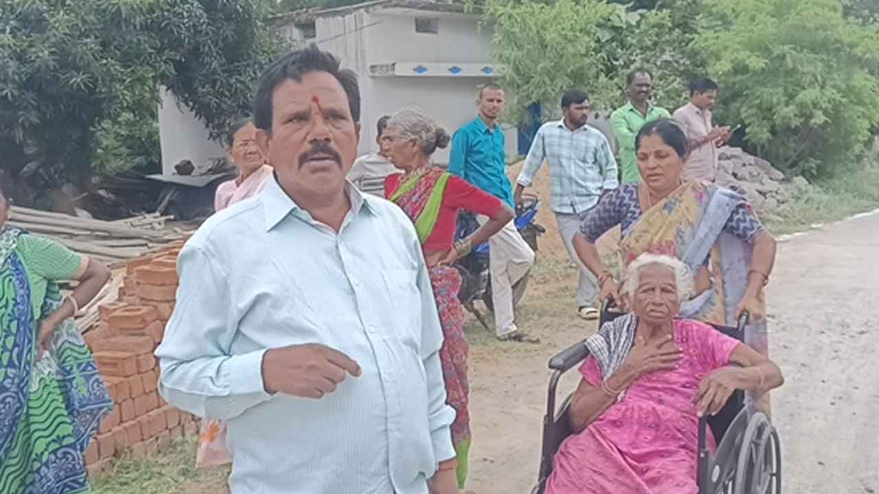 Deposit Panchayat | రోడ్డెక్కిన డిపాజిట్ పంచాయితీ.. తిరిగి డబ్బులు ఇవ్వడంలేదని బాధితుల ఆవేదన