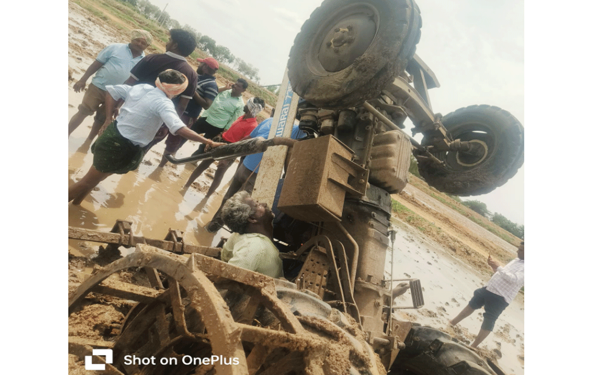 Tipparthy : పొలం దున్నుతుండగా ట్రాక్టర్‌ తిరుగబడి రైతు మృతి