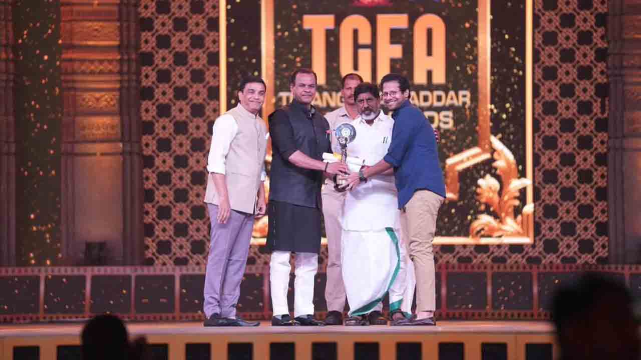 Telangana gaddar awards 2024 | గ్రాండ్‌గా గద్దర్ అవార్డుల వేడుక.. పురస్కారాలు అందుకున్న వెంకీ అట్లూరి, చంద్రబోస్‌