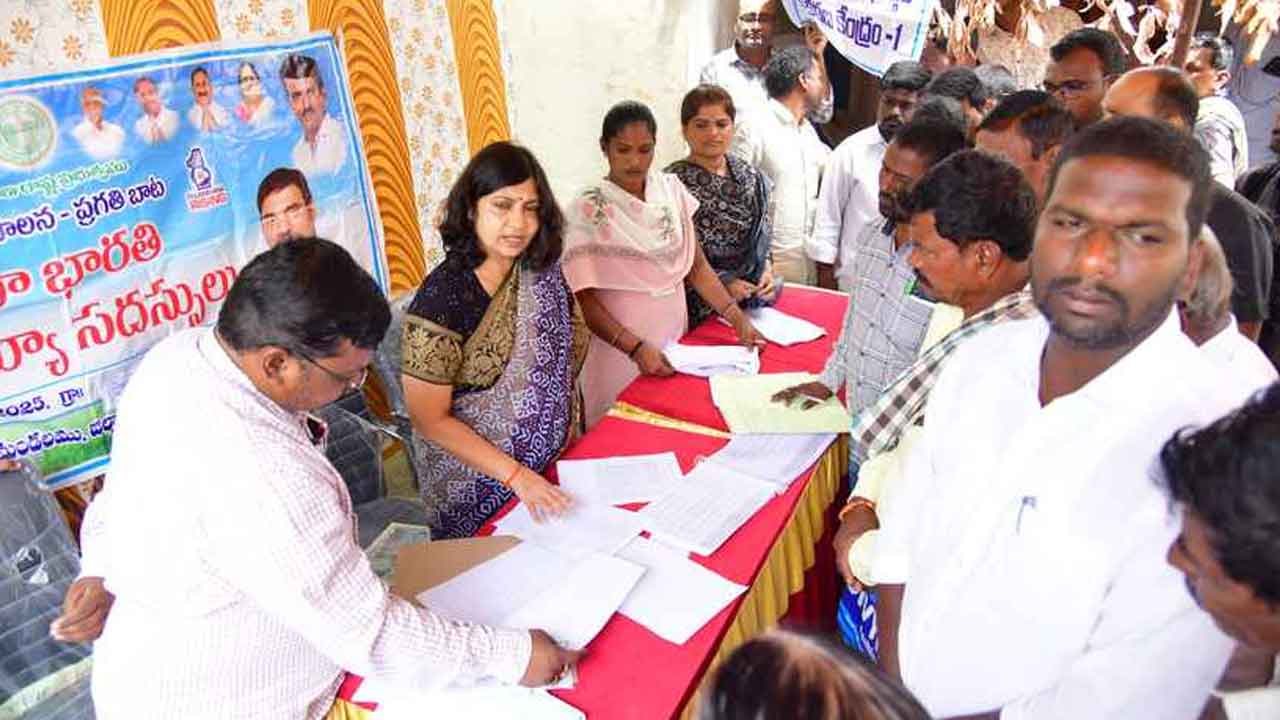 Collector Vijayendira Boi | రెవెన్యూ సదస్సులను సద్వినియోగం చేసుకోవాలి : కలెక్టర్ విజయేందిర బోయి