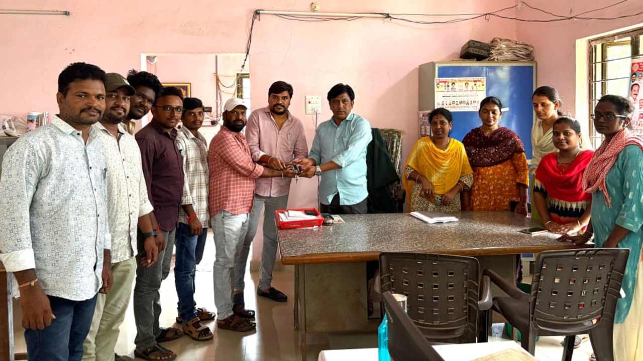 Chennur | ఆర్థిక భారం మోయలేం.. ట్రాక్టర్‌ తాళాలను ఎంపీవోకు అందజేసిన పంచాయతీ సెక్రటరీలు