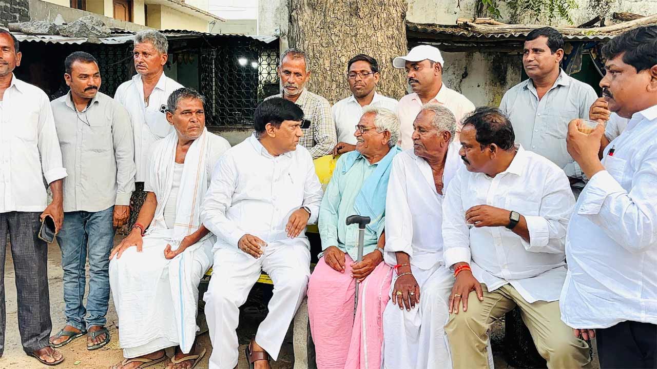 కేసీఆర్‌ను ఏమైనా అంటే పురుగులు పడి చస్తారు.. బోయిన్‌పల్లి వినోద్‌కుమార్‌తో రైతుల ఆవేదన